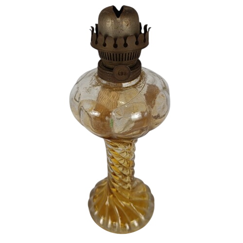 Acheter Ancienne lampe à pétrole en verre couleur doré État correct - 10,00 € Ancienne lampe à pétrole en verre couleur doré État correct - reconditionné disponible sur Label Emmaüs